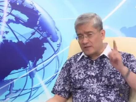 真敢说的郎咸平:炮轰操纵股市、保险的金融利益集团。郎咸平是一位知名的经济学家,他以敢于直言和揭露金融市场中的问题而著称。他曾多次炮轰操纵股市和保险市场的金融利益集团,揭示了一些不为人知的黑幕。
郎咸平的观点
操纵股市:郎咸平指出,一些金融利益集团通过操纵股市来获取不正当利益。他认为,这些行为不仅损害了普通投资者的利益,也破坏了市场的公平和透明。
保险市场:郎咸平还批评了保险市场中的一些问题,如保险资金入市和QDII等。他认为,这些措施并不能真正解救中国股民,反而可能带来更大的风险。
缺乏信托责任:郎咸平强调,中国股市和保险市场存在的问题,很大程度上是由于缺乏信托责任。他认为,只有建立起完善的法律制度和监管机制,才能真正保护投资者的利益。
影响和启示
郎咸平的言论引起了广泛的关注和讨论,他的观点对于推动金融市场的改革和发展具有重要的影响。他的勇气和正义感也为其他经济学家和投资者树立了榜样。
然而,也有一些人对郎咸平的观点提出了质疑,认为他的言论过于激进,可能会对市场造成不必要的恐慌。因此,在评价郎咸平的观点时,需要综合考虑其合理性和可能带来的影响。
总的来说,郎咸平的言论提醒我们,金融市场的健康发展需要建立在透明、公正和法治的基础之上。只有这样,才能真正保护投资者的利益,促进市场的长期稳定发展。