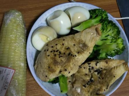 三餐几乎都是鸡胸肉,每餐一块约是半斤,100克含22克蛋白质,配着西蓝花,一天摄入140-160蛋白质,足矣!