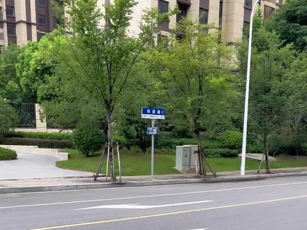 施划收费停车位,占用非机动车道!安全出行#安全出行