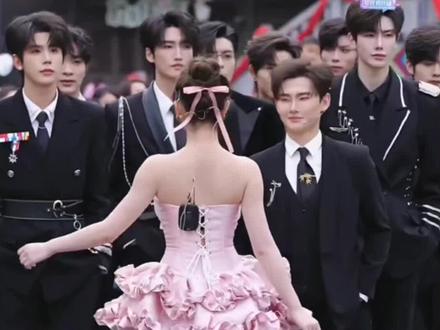 #龙浩天 #龙浩天瑶瑶 #我的女神 #合播了 #龙浩天喊你回酉阳过年 队长大号终于和他的女神一起直播了,已经半年多了,这一幕期待好久了,她回来了,两人一起跳舞了,虽然是背对着的,但是已经很满足了,期待下一次的转身,这个大号真的承载了两人一起的回忆,也是我们2米团和211的回忆,今天她终于来了,圆了我们的梦,队长牙齿又冻感冒了,又是开心的一天,自己有点紧张可激动了,话都说不清楚,希望两人越来越好,2米团和211一直在,一直守护着龙瑶❤️❤️❤️@龙浩天🐲(六号酉阳桃花源广场直播) @龙浩天(生活号) @AI瑶瑶☀️ @瑶瑶小撑腰☀️