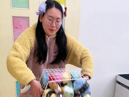 我用5块一个的收纳筐和五颜六色的毛线DIY一个收纳柜 15个抽屉可以装下全家的杂物
缠毛线超解压,可以随意搭配喜欢的色彩
#收纳柜 #毛线画 #装修日记vlog #DIY家具 #铝型材