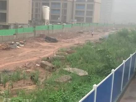 视频里的人叫张有志,普通本科,在工地做栋号长,一个人管两栋主楼和部分地下车库
他工作积极,初来乍到,对于项目每个部门安排的任务都勤勤恳恩,任劳任怨,工作效率高,得到了领导的一致好评。慢慢他发现活是干不完的,自己好像一头牛和一匹马,做的越多主人越开心,从来也没有人关心牛马过的开不开心,做的越快越好越多,反而会被派更多的活,受到更多的鞭挞,他发现自己离自己的生活越来越远,工作越来越占据生活的全部
今天是五一假期的第一天,他的同事和领导都回家了,他因为离家有六百多公里,为省点车费,没有回家,只是给家里打了一通电话,此时,下了大雨,他本以为能在宿舍睡一天,但他接到了领导电话遥控指挥,电话那头说他不操心,下这么大的雨都不知道去地下车库看一下有没有进水,于是有了镜头中的这匆忙的一幕~
他从地库出来后,隐约的想到上世纪二十三年代时,也有那么一个生在北京、以拉洋车为生的人,他渴望有一辆崭新的黄包车~