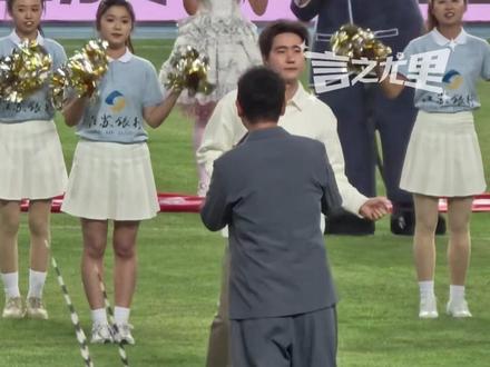 2026苏超联赛 观众:哥们儿你的裤子掉了!猴哥:你看他们在夸我酷死掉了!#苏超联赛 #连云港吉祥物 #万万没想到 #足球体育