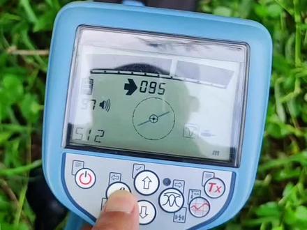 #雷迪管线探测仪 #非开挖行业管线探测技术交流 #科技改变生活
活不大管线还不少,四根电缆一根水管。
现在农村地下管线也是很复杂了,电力,燃气,自来水到处都有了,最主要的是很多都没有警示标志,乍一看什么没有,仔细看➕请教附近住户才能了解个大概情况。
非开挖越来越不好干了,大小活把握好尽量别出事故😓😓😓