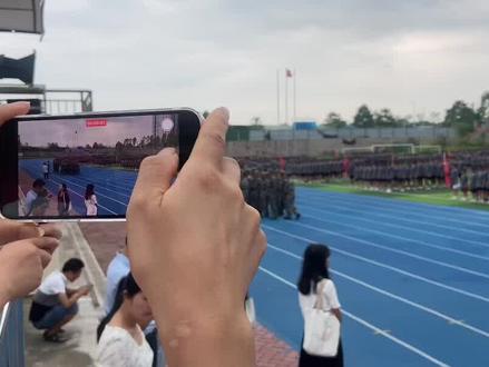 南康一中(北校区)高一新生军训闭幕式,经过这五天的军训洗礼,孩子们变得更坚强,更自律,多了几分坚毅,少了几分懦弱!多了几分勇敢,少了几分幼稚!加油吧孩子们,高中的三年,请丰腴好你们的羽毛,准备展翅翱翔吧!#南康北校区 #军校闭幕式