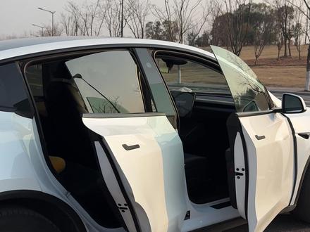 特斯拉新功能自动提醒朋友别推玻璃关门! 很多无边框汽车车主都懂这种心痛吧!被推玻璃关门,或者大力的关门!推玻璃会伤升降器,但直接说又怕朋友尴尬。现在,可以让车自己来提醒了!#特斯拉无边框车门 #特斯拉ota更新 #特斯拉自动化 #特斯拉用车小知识