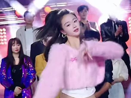 蜜桃美丽转身,耳机甩掉,随后昊文随即捡起来帮蜜桃带上,昊文扔耳机给蜜桃那一瞬间太帅了,好暖心
💃救命!这舞台表现力也太绝了吧!✨粉色毛毛衣+高马尾,甩头那刻我直接疯狂截屏!🤩谁懂啊家人们,这感染力简直了!