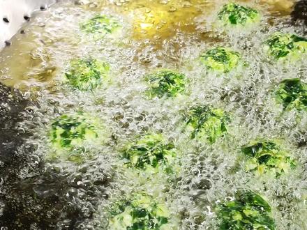 大厨教你炸菠菜丸子的技巧,外酥里糯不发黑,年夜饭餐桌上的素食 #年夜饭 #美食教程 #蔬菜丸子 #厨师