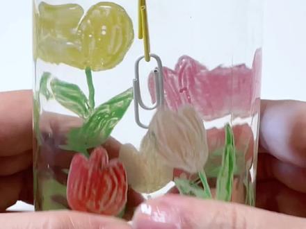 春日小实验|瓶子里也能放风筝了🪁 忙趁东风放纸鸢
春分到
一个好玩的小实验
瓶子里也能放风筝啦🪁
🌈准备材料:
真彩可水洗丙烯马克笔,塑料瓶、白纸、吸管、曲别针📎、剪刀、透明胶带
感官瓶制作方法👀视频有详细步骤,原理是通过水压的变化实现上下漂浮。
🌟Tips:
1️⃣瓶内水不能太满,要留有空气
2️⃣瓶身不要太硬(力气大忽略)
3️⃣要选覆盖力强的丙烯马克笔,塑料瓶轻松上色,色彩丰富
4️⃣吸管长度和曲别针重量有关,长度调整适中才能悬浮
5️⃣小宝选可水洗马克笔,画脏手和衣服也没事,一洗就干净,省心!
有趣的🪁感官瓶小游戏:
🉑️涂鸦,加强控笔和色彩感知
🉑️科普知识,通过好玩的小实验激发好奇心
趁着春风,一起放纸鸢吧~
#创意手工 #忙趁东风放纸鸢 #真彩丙烯马克笔 #真彩可水洗马克笔 #丙烯马克笔