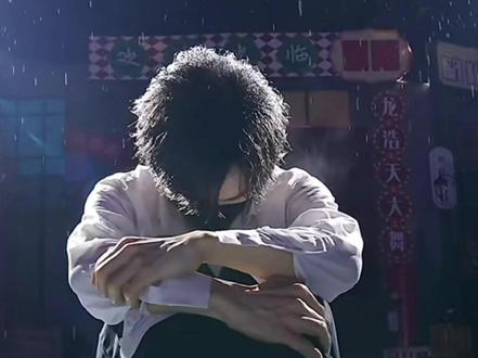 龙队站在台上说:
“我想托举一个人,他也会跳这种意境的舞——顾星予。”
星予愣了一下。
他没想过,会被点名。
他更没想过,龙队在看着他。
然后他跳了《我们的爱》。
不是比赛,不是任务。
是把那些没说过的话,都跳出来了。
跳完,他哭了。
龙队走过去,抱住了他。
龙队以前是没有人给他撑伞的人。
淋过雨的人,才知道伞有多重要。
所以他成了大树。
星予被看见了。
不是因为他终于跳好了,
是因为有人一直在看。
#节目环节互动 #鲸渝101 #龙浩天大舞台 #向全世界安利口罩小哥哥 #小池的手札@顾星予🦋-101