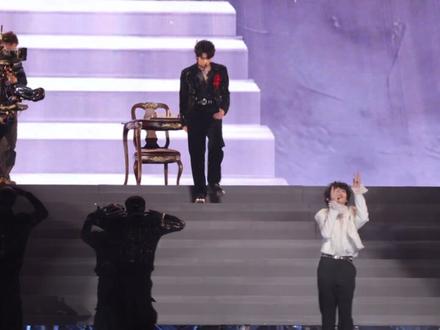 #橹穆双人舞台 发一个相机实拍版。
已经3天了,我还是有着强烈的戒断反应,在家里边看视频边哭。
求求了,澳门一定要让我抢到票。