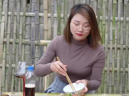 智者不入爱河,铁锅只炖大鹅。爱河伤心又难过,大鹅暖心又抗饿。#农村生活 #我的乡村美食