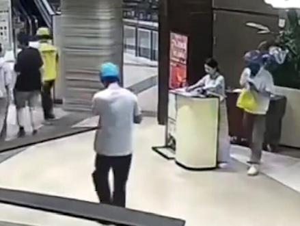 破防沸羊羊:喜羊羊路过和美羊羊玩闹了一下,给沸羊羊气得报警 #喜洋洋
