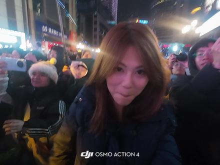 此视频拍摄于2026年1月1日凌晨00:00 重庆解放碑 希望今年你我都幸福#重庆 #跨年 #解放碑 #重庆跨年