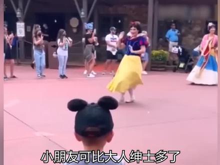 小朋友可比大人绅士多了 #小绅士 #优雅永不过时 #礼貌 #公主 #娱乐评论大赏