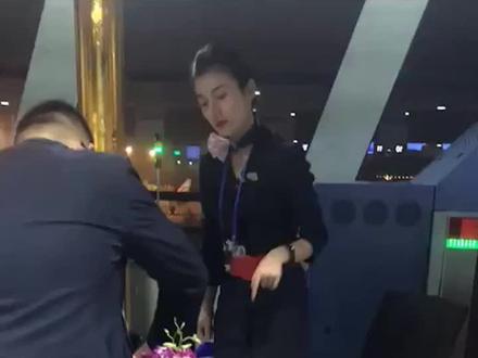 东航头等舱金银卡办票区