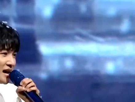 4万粉丝冒雨追!周深武汉演唱会玩花车巡游,武汉腔唱哭全场#娱乐圈#明星#娱乐圈的那些事儿 #明星背后故事 #创作者扶持计划