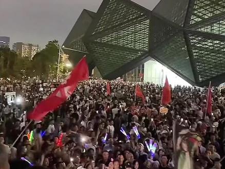 人山人海的刀郎歌迷,还是低估刀郎的实力了,官方给的数据38.6万人次#刀郎 #刀郎深圳演唱会 #人气爆棚 #场面壮观 #人山人海太热闹了