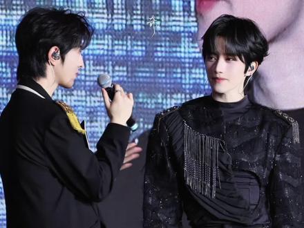 🌟你一句求婚台上台下眼睛都瞪大了
关于邱邱隐藏任务戴戒指💍全字幕
🎙️:戴上了就不可以摘下来了戴上了就已经定了👌🏻
#秋天拥有繁星 #向佐