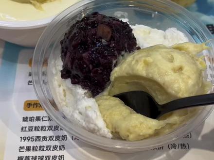 全国41个城市有满记甜品自助48一人,10点~13点,吃足3小时,6个系列17款,有榴莲!有芒果!雪冰/杨枝甘露/双皮奶/芝麻糊/红豆沙/西米露/小圆子/糯米糍/大福等。榴莲很可,喜欢吃榴莲的闭眼冲几碗!芒果很酸,杨枝甘露那些又很甜,也有可能因为一开始吃雪冰,雪冰可以等融化了再吃因为很冷,双皮奶建议吃冷的,因为热的感觉像豆腐花一样口感。做攻略说带咸的辣的解腻的,看到隔壁桌吃周黑鸭和薯片哈哈。别人一人吃六七碗,我吃4碗吃不动战斗力太差。广州只有IFC国金天地店和番禺天河城,需要提前预约,工作日上午竟然全坐满人,IFC预约满,所以跑到番禺天河城#甜品治愈一切 #糖水 #自助餐 #艾特你的饭搭子请你吃 #榴莲爱好者 第一次点单每人2款,之后每次1人1款甜品,截单12点30分,可以吃到13点。北京/上海/深圳/天津/成都/长沙/武汉/重庆/佛山/福州/苏州/扬州/大连/南京/常州/济南/西安/杭州/合肥/无锡/威海/安庆/烟台/淄博/沈阳/景德镇/蚌埠/鞍山/济宁/湖州/绍兴/淮安/宣城/丽水/台州/沧州/青岛/南通/廊坊/金华等城市