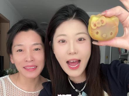 Kitty控爱了呀!我可太喜欢这里面的酱料了哈哈哈#甜品 #糖果 #测评 #蜡瓶糖 #母女