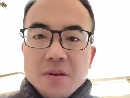 亚历克斯徒手攀台北101,这才是极限攀岩的天花板!无保护、无绳索,508米摩天楼91分钟登顶,比酋长岩更考验精准度!重复悬挑结构、高空强风干扰,比起自然岩壁,人工建筑的支点更机械、更考验节奏把控,每一个支点都要稳到极致,每一次发力都不能偏差分毫,每一步都是与恐惧的博弈,每一次抓握都是对意志的淬炼!十年攀岩功底+千次模拟训练,把风险算到极致,把肌肉记忆刻进骨子里,硬是凭着超强专注力和核心力量顶到终点,这是人类对自我极限的极致叩问,是专业到骨子里的硬核壮举,更是对攀岩的极致热爱与敬畏!#亚历克斯 #攀登 #攀岩