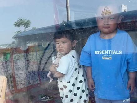 邻居小哥哥趁我洗脸的时候把妹妹领回自己家了,到他家屋我才知道,原来他早饭都没吃呢,就跑我家去找妹妹了