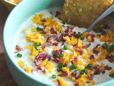 #好好吃饭大赛|懒人必看🧀🍟15分钟变身超美味浓汤 #抖音美食推荐官 #薯条 #浓汤 #省饭课代表
冰箱里的薯条薯饼没人宠幸?
随手一煮直接封神✨
美国土豆的绵密淀粉就是灵魂!
浓汤+拉丝芝士=幸福感爆棚💥
特别要夸夸美国土豆做的薯饼,淀粉含量高,煮出来的汤特别浓稠顺滑,完全不需要额外勾芡。而且自带天然的甜味,连糖都不用加。
做法:
☞ 食材 Ingredients *Serves 2-3*
▢ 洋蔥,切丁|1 onion diced
▢ 蒜头,切末|2
▢ 培根|3
▢ 牛奶|250ml
▢ 面粉|1桌匙/tbs
▢ 鸡汤块|½
▢ 芝士奶油|
▢ 盐、黑胡椒、辣椒粉 适量
▢ 水、奶油|适量
▢ 薯饼|3
1. 培根煎到焦香取出备用,一半切成段、一半切成碎
2. 洋葱丁放一点盐和黑胡椒炒到透明后,加入蒜末和切段培根翻炒
3. 加入面粉、鸡汤块、炒2分钟
4. 加入牛奶,搅拌均匀。小火煮10分钟后,离火降温
5. 薯饼炸熟(用空气炸锅比较不那么油)
6. 降温的奶油汤放入搅拌机打到丝滑,回锅加热
7. 加入芝士奶油,或其他芝士。搅拌均匀,尝味道,调味(盐、黑胡椒、辣椒粉)和调整浓稠度(水、奶油)
8. 碗里放入薯饼后,倒入浓汤,把薯饼用汤匙搅碎。
9. 上面撒上之前留下的培根碎,芝士、和葱花。