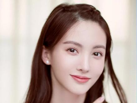 金晨贴着隐形贴摔倒的视频广泛传播#金晨 #女星 #综艺 #娱乐圈