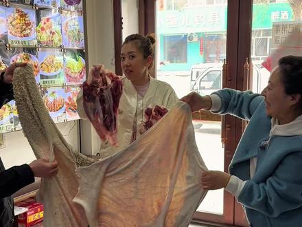 老板娘有个高端局,又开始考验大厨了,花500块钱让做高难的“牛肚包肉”,做完有筋有肉还嘎嘎入味,把老板娘都香迷糊了#美食趣胃计划 #妈呀太香了 #惬意时光 #东北挠儿哥