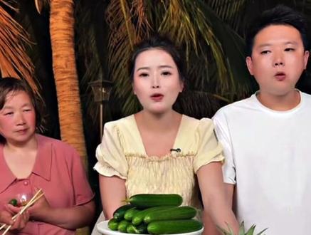 小五与天喜不是剧本,下五说她的人生已经够剧本了。小五希望大家不要再提这个事情了。从视频里面可以看出来一提天喜小五是在乎的。#小五在努力 #小五与天喜