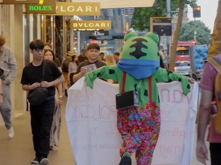 我是后来的人,我不让他们白死! 你知道吗,我一直在问自己一个问题:如果我是1937年的南京人,我还来得及逃吗?后来我明白了,那些人不是没逃,是整个城市被锁死,没有人能逃。他们不是没喊,是喊破喉咙也没人回应。他们不是不想活,是整个世界看着他们死,还教我们今天要原谅。现在你问我,为什么要站出来?我告诉你:因为他们没能活过,所以我不敢苟活。不是怕忘了历史,而是怕我们活得太舒服,舒服到以为那些苦难是故事、是过去、是别人的事。你知道吗?有的人死了,被埋进土里;但有的人活着,却把脊梁埋了,良知埋了,记忆也埋了。我今天站在这里,不是因为我有多勇,而是因为如果我们都不站出来,那些被强奸、被活埋、被砍头、被烧死的同胞——就真的白死了!我不是圣人,我也怕、也犹豫、也孤独,但我更怕——我的儿孙有一天,连“南京大屠杀”五个字都不敢提。那时候,他们不只是忘了祖先,他们也会忘了自己是中国人!#南京 #电影南京照相馆 #勿忘国耻