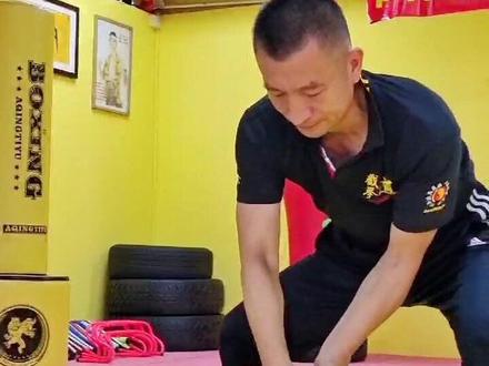 最实用的街头防卫技术,通用警用夺刀技术,当然面对匕首攻击最好方式就是跑。如果空间狭小,没法跑呢?#李小龙 #截拳道 #防身术 #打人事件#珠海青少年搏击散打