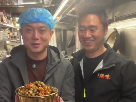 这种做法做的螺蛳和我以前做的完全不同,但是口感和口味也都非常棒,值得大家学习一下 #美食教程 #爆炒螺蛳 #忙人吴