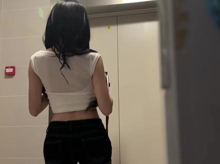 与外卖员愣住的三秒仿佛过了一个世纪.....#第三视角 #尴尬时刻 #惊鸿一面 #双吉摇