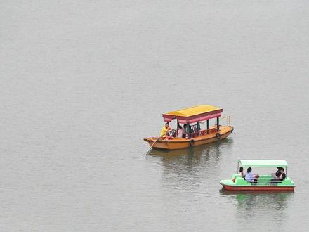 「北海公园漫游指南」! 在 北海公园 ,让我们荡起双桨!
小船轻轻 绿树红墙 美丽白塔
北海公园 这个自带BGM的地方
席卷了无数80 90后的童年记忆
今天 我们就来跟大家分享一期
「北海公园漫游指南」!
#北京 #北海公园
#嬉游 #旅行#旅行推荐官