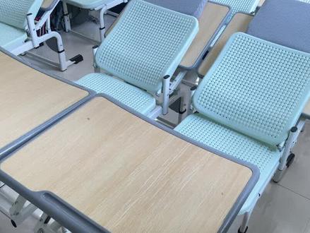 郑州外国语小学“午休课桌椅”安转完成