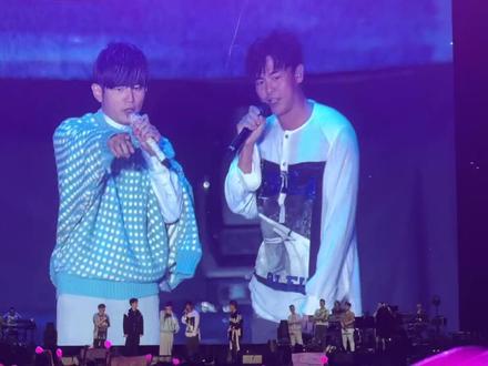 周杰伦呼和浩特演唱会,和曹杨 柯有伦现场歌迷点歌环节,听妈妈的话,三年二班,反方向的钟,将军,四首歌#曹杨 #周杰伦 #柯有伦 #周杰伦演唱会