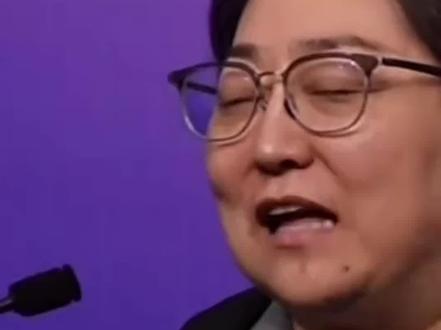 【#2025年乒超女团冠军#深圳大学#】赛后新闻发布会,深圳大学乒乓球教练高颖透露,孙颖莎在受伤后第一时间给她发消息,说会随时关注伤情做好配合。队伍到南京后,孙颖莎也一直在关注乒超比赛进程。#孙颖莎伤后第一时间给教练发信息 #深圳大学女团夺冠