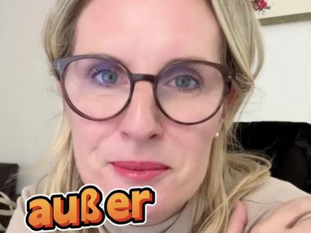 德语里有两个超级像的词:außer 和 außerdem,
听起来像双胞胎,但其实完全不是一回事!👇
✨ außer
👉 是介词,意思是 except / 除了……之外
👉 接第二格或者第三格
例句:
1.Heute arbeiten alle außer Lisa.
2.Ich mag alle Fächer außer Mathematik.
✨ außerdem
👉 是副词,意思是 此外 / 而且 / plus
例句:
1.Ich lerne Englisch. Außerdem lerne ich Deutsch.
2.Am Wochenende gehe ich gern ins Kino. Außerdem schlafe ich gern lange.
✅ 总结:
außer = 除了……之外(介词)/ except
außerdem = 此外 / 而且(副词)/ plus
👉 关注我,一起轻松学地道德语~😄
#德语#德语学习#德语口语#德语考试#日常德语