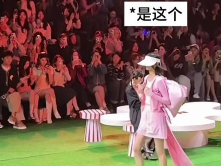 那么近那么远…露思坐在我对面看秀 真人芭比来了
#赵露思 #茉寻 #赵露思茉寻 #上海时装周 #上海时装周2026