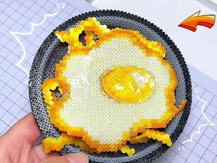 拼豆立体鸡蛋炒面来啦 做了个很满意的立体平底锅,当然要安排上立体面条和立体煎蛋啦,有人喜欢嘛
#我爱拼豆 #手工 #拼豆 #解压 #拼豆豆