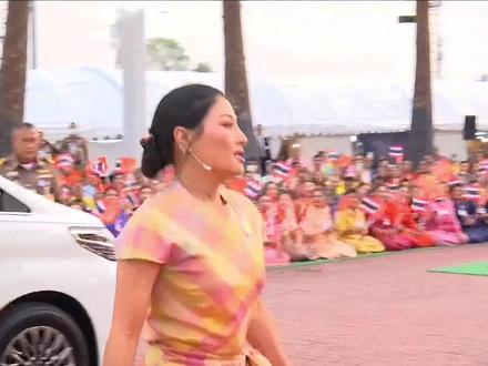 佩通坦给思蕊梵公主行礼,始终保持一步距离,恪守臣子的本分