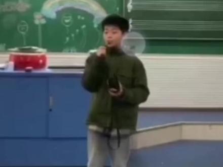 小蜜蜂也挡不住小学瑞的声音质感#张函瑞 #张函瑞四代第一主唱 #像风一样 #唱歌 #张函瑞进行曲