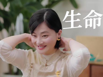 她,有本事 女性身上自有一种本事:无论境遇起落,总能把生活过得有声有色,这份本事,在时光里沉淀,在她们间传递。
2026年3月,人物携手@百雀羚官方旗舰店 ,以「她,教会我的事」为主题发起故事征集,请Ta们讲述自己心里有本事的「她」。共收集到200多份真实讲述。在这些故事中,我们看到不同时代背景下,属于女性的本事与力量。
有人离开熟悉的10米跳台后,奔赴更广阔的世界;
有人用赤诚本心,温柔与世界相拥;
有人始终保持向上生长的姿态。
百雀羚 × 人物「她,有本事」视频播客完整版正式上线。
愿每一位女性,都能在看见和经历中,活出属于自己的本事与力量。
#百雀羚 #她有本事 #百雀羚灵玉面霜