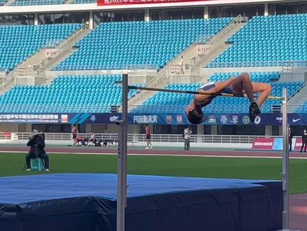 湖北铁人 清华大学邵雨琪
女子跳高188cm 健将水平
过杆和德芙一样丝滑@Sai
#邵雨琪#跳高#188cm