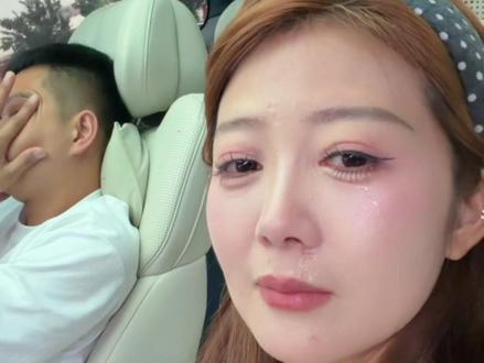 5月20号的下午,快40的周先生和刘女士去看了场最近很好看的电影《给阿嬷的情书》人到了一定的年纪,就会发现,真正需要的不是婚姻,而是一个精神寄托,一个能说话的人,能听你说话,能听懂你说话,能听你说废话的人,一个在你受委屈的时候陪着你,并且不分青红皂白就偏向你的人。这看似简单的想法,你得有多幸运才能遇到,肉体相伴比比皆是,但灵魂共鸣却寥寥无几。这些是人生的奢侈品。可遇不可求。所以,我们缺的不是伴侣,是婚姻,缺的是一段可以彼此照亮,能够真正相互滋养的亲密关系,有的时候,你找个伴并不是什么难事儿,难得是走心,难的是那种激情退去后的依赖和心疼 这个世界上什么都不缺,因为很多东西都是可以靠努力得到的,唯独拥有一个有情有义的爱人是很难很难#阿麽的情书 #夫妻情感