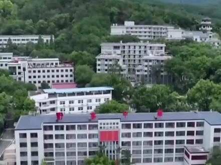 依陵而建,以校护陵!#安徽 潜山野寨中学今年有39人被#军校 #录取 !(记者:王磊 张艺潇 任譞等)#高考 #烈士