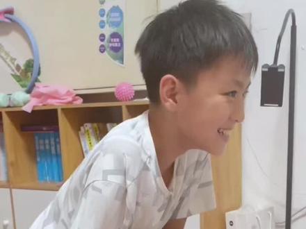 健身这段时间,让我看到了我儿子的平底足,也知道如何训练足弓了,跟我练了一个多月,出效果啦!继续加油鸭🦆#足弓训练 #扁平足