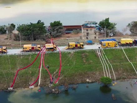 大爱无疆 冲锋在前,英德二中校园积水已顺利排空#英德洪水